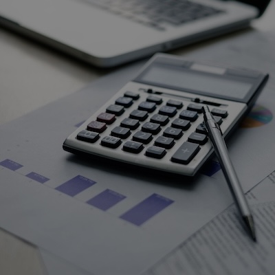 budgettering med lommeregner, pen og papir